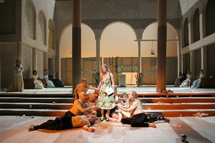 1 von 14: Abak Safaei-Rad (links), vorne: Friederike Kammer, Laurenz Leky, Wilhelm Eilers, Andreas Haase, Stefko Hanushevsky, zgr Karadeniz, Sebastian Schindegger, Robert Kuchenbuch, Gunnar Teuber, Andreas Le (© Alexander Paul Englert)
