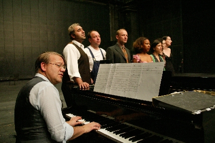 4 von 10: Ensemble (© Alexander Paul Englert)