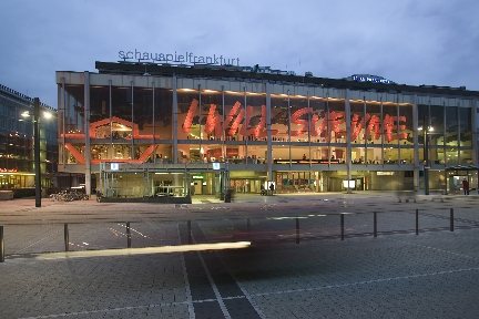 8 von 25: Auenansicht I will survive abends (© Alexander Paul Englert)