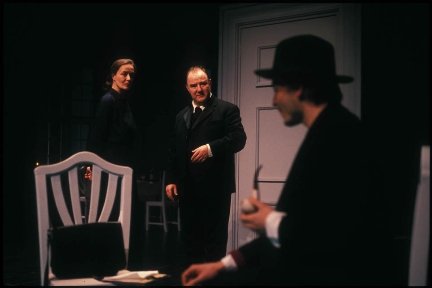 4 von 5:&nbsp;Act I fin-a: links: Friederike Kammer, rechts: Udo Samel, vorne: Daniel Christensen
