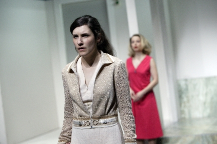 6 von 8: Sandra Bayrhammer, Ruth Marie Krger (9985) (© Alexander Paul Englert)