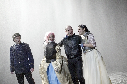 3 von 11: Gunnar Teuber, Susanne Buchenberger, Robert Kuchenbuch, Sandra Bayrhammer (9719) (© Alexander Paul Englert)