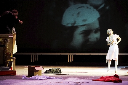 7 von 9: Faust Bild 7 (© Matthias Horn)