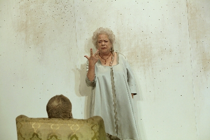9 von 11: Jeniffer Minetti (Charlotte von Stein) (© Alexander Paul Englert)