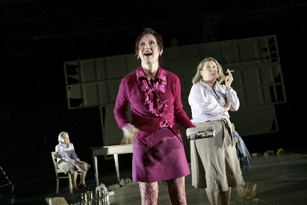 10 von 11: vorne: Sabine Waibel, Traute Hoess, hinten: Regine Lutz (© Alexander Paul Englert)