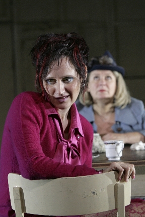 4 von 11: Sabine Waibel, Traute Hoess (© Alexander Paul Englert)