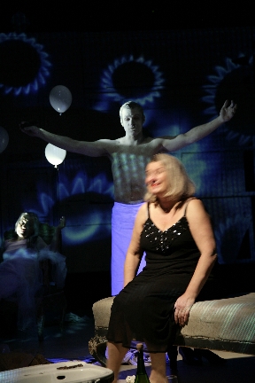 8 von 11: Traute Hoess, Oliver Kraushaar, hinten: Regine Lutz (© Alexander Paul Englert)