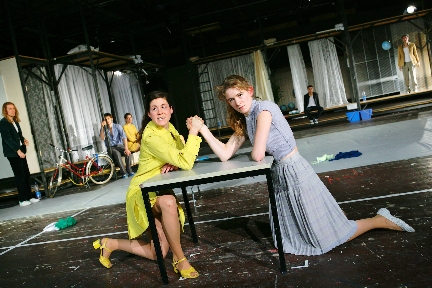 3 von 14: Katharina Hackhausen, Lucie Mackert, Hinten: Ensemble (© Wolfgang Runkel)
